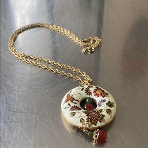 vintage cream white floral cloisonné enamel pendant necklace with a gold tone